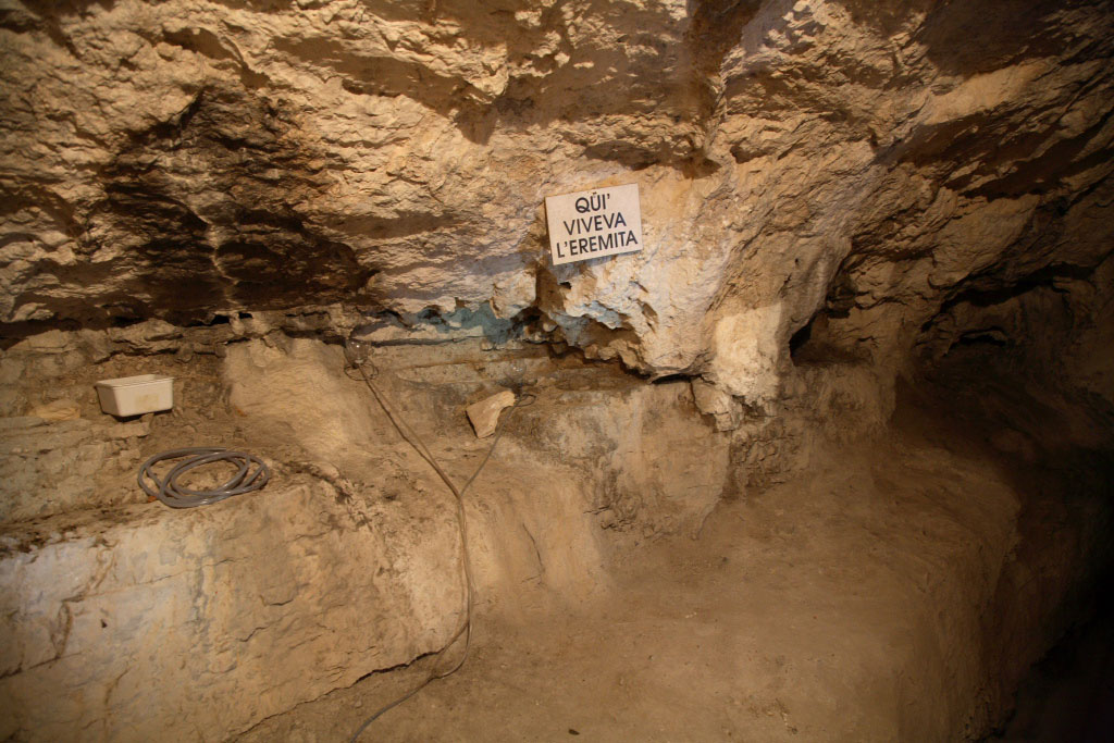 Grotta-dell-eremita-Eremo-S.-Colombano