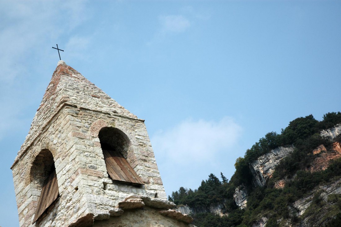 dettaglio-campanile-Chiesa-S-Agata-Corniano-DI-visitrovereto