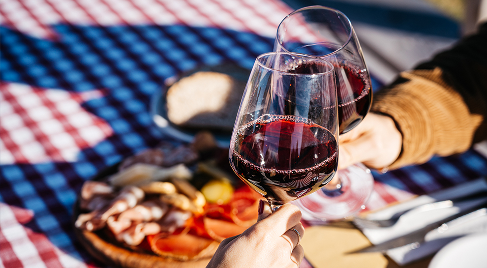 Tagliere e vino rosso - Mangia bevi e rilassati in Lessinia - foto di Luca Matassoni